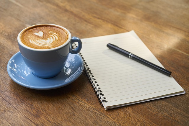 Kaffee und Notebook